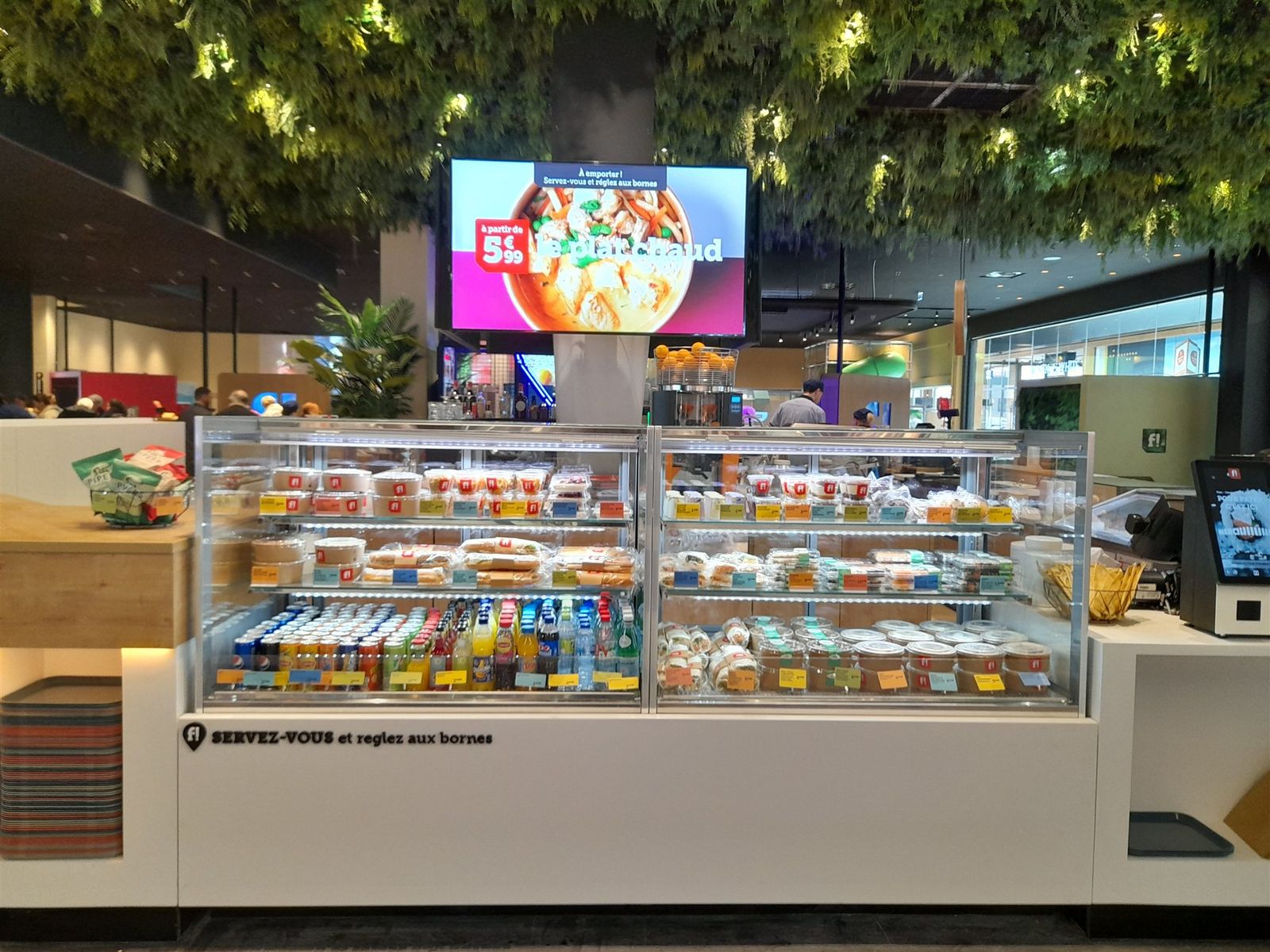 Vitrines réfrigérées libre-service grab and go dans un restaurant self-service