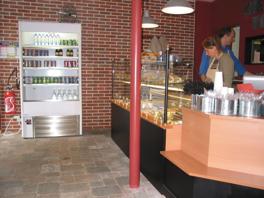 Snack avec murale réfrigérée de boissons et comptoir vitrine