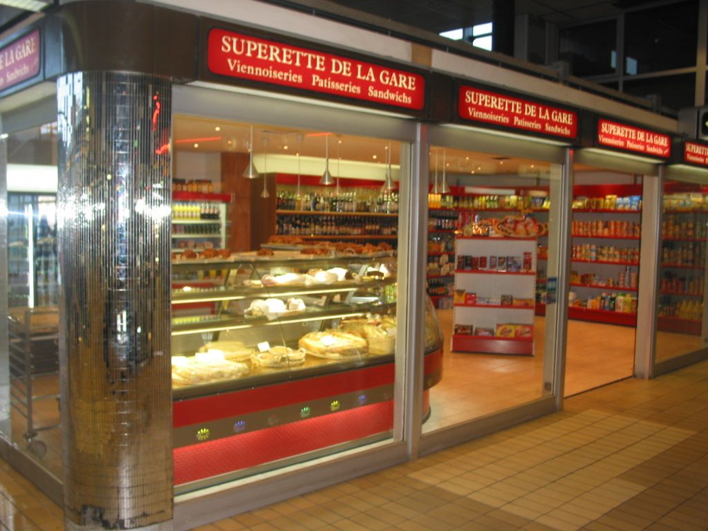 Façade vitrée de la Supérette de la Gare à Lyon-Perrache avec vitrines snacking