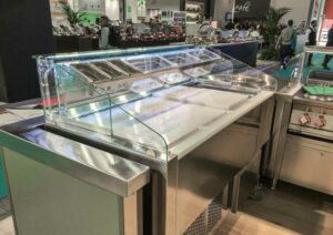 Stations de cuisson autonome & stations de préparation froide : la vitrine réfrigérée au cœur du Grab & Go – Europrojet