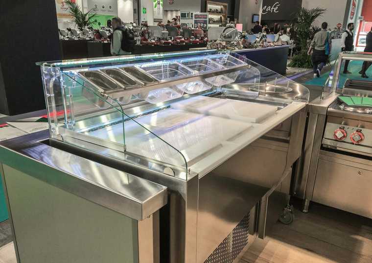 Stations de cuisson autonome & stations de préparation froide : la vitrine réfrigérée au cœur du grab & go