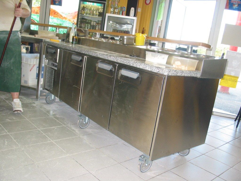 Table de préparation à pizza réfrigérée en inox avec plan en granit et bacs à garnitures