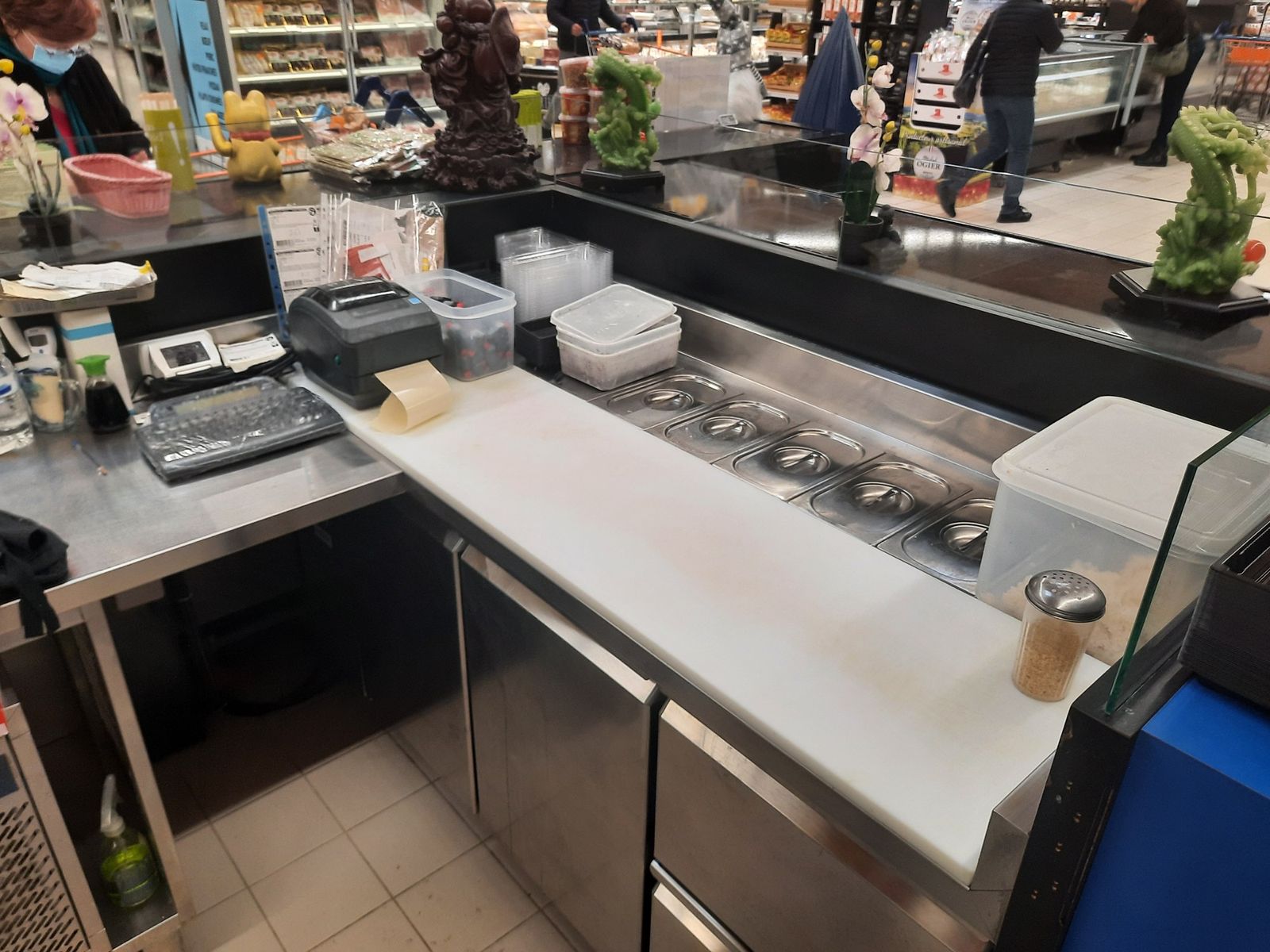 Table réfrigérée de préparation à sushis avec bacs GN encastrés et planche blanche