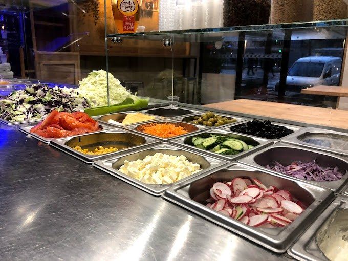 Bacs GN réfrigérés de crudités pour kebab et falafels : salade, tomates, radis, feta, olives