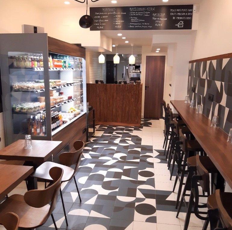 Traiteur de la mer à Paris : murale réfrigérée libre-service et salle de dégustation