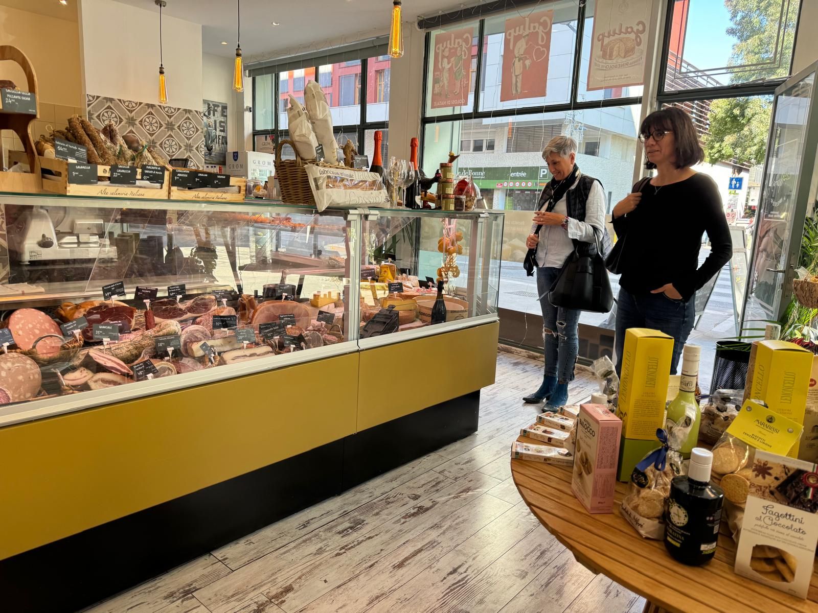 Clientes devant la vitrine réfrigérée de la trattoria Raffaele à Grenoble
