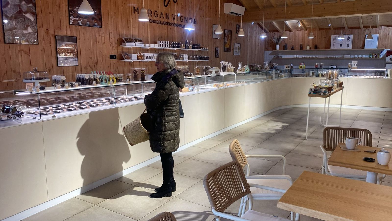 Chocolaterie sur mesure : comptoir et vitrines à chocolats et à glaces