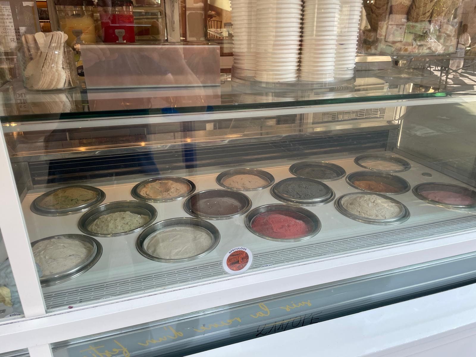 Vitrine à glaces à carapines rondes en eau glycolée dans un glacier parisien