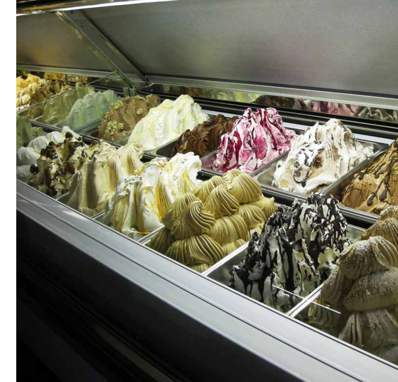 Vitrine à glaces ventilée avec gelato présenté en montagnes dans des bacs rectangulaires