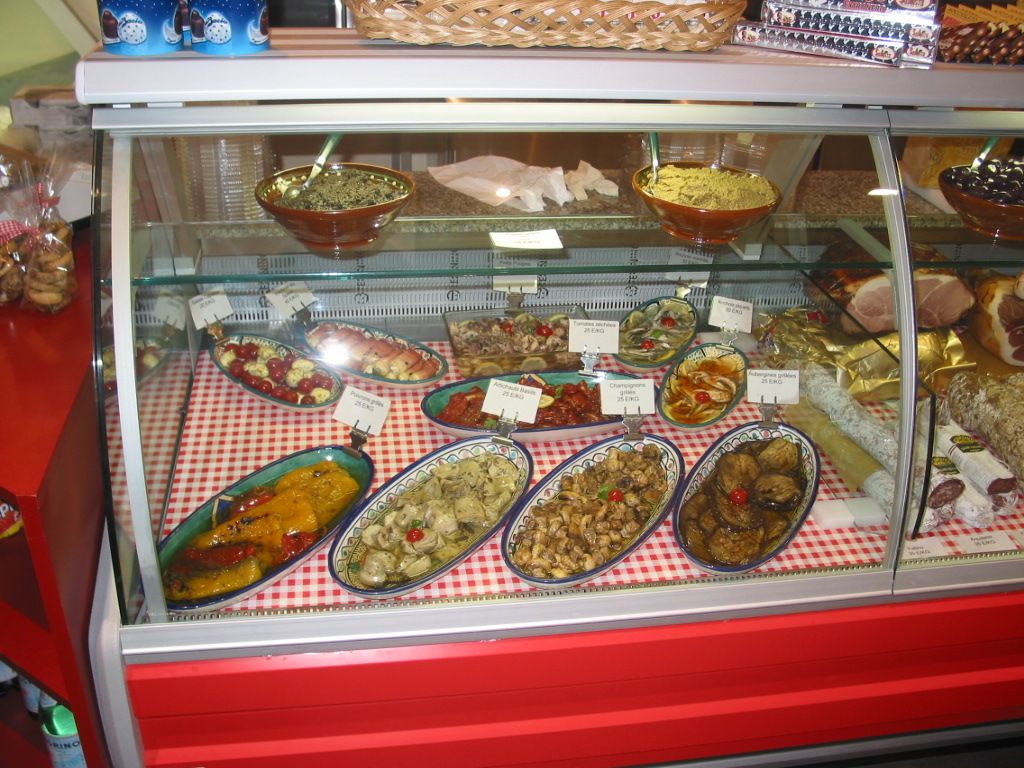 Vitrine bombée garnie d’antipasti dans un traiteur italien lyonnais
