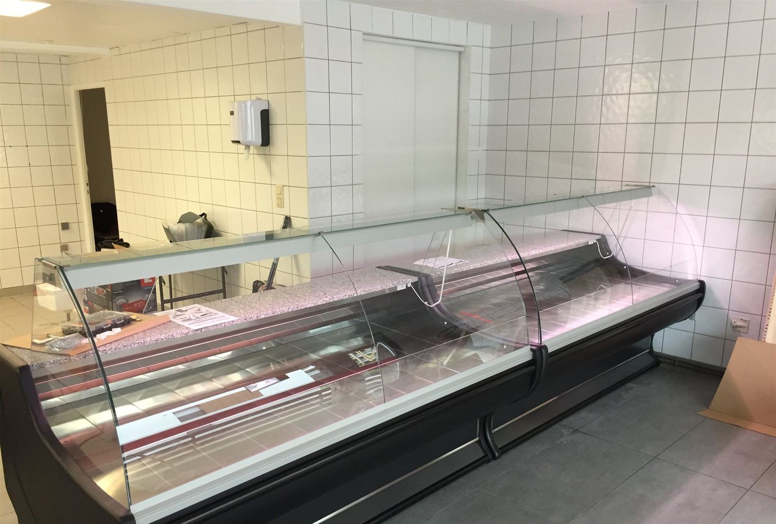 Vitrines de boucherie à vitrage bombé installées avant l’ouverture de la boutique