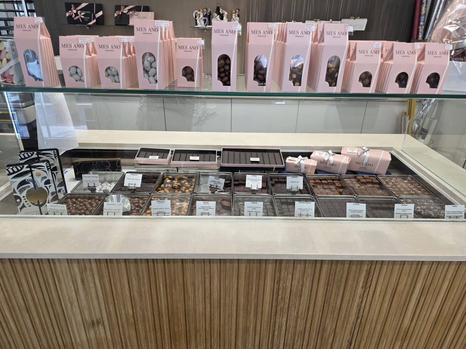 Vitrine à chocolats intégrée au comptoir de la pâtisserie Mesiano