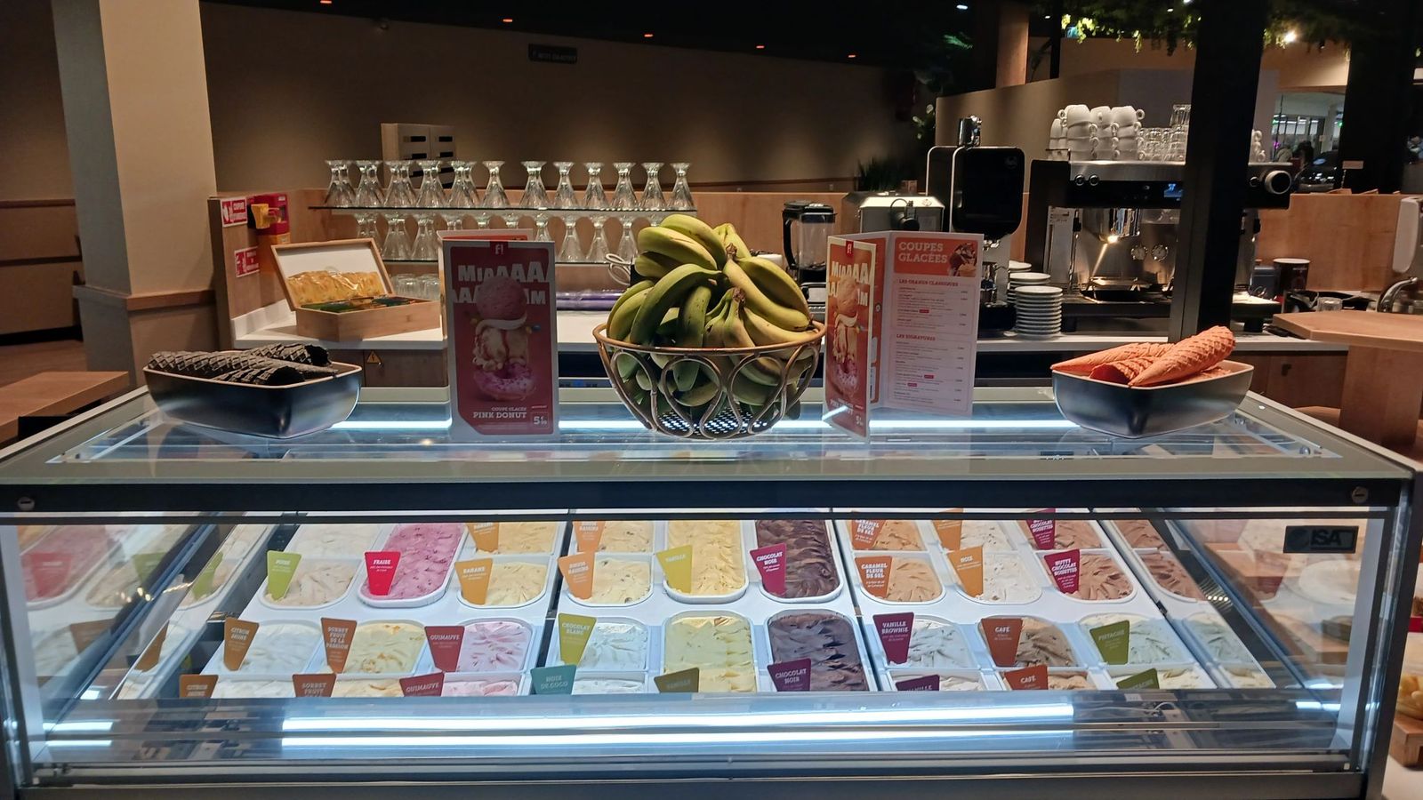 Vitrine réfrigérée libre-service de desserts et fruits dans un restaurant self-service