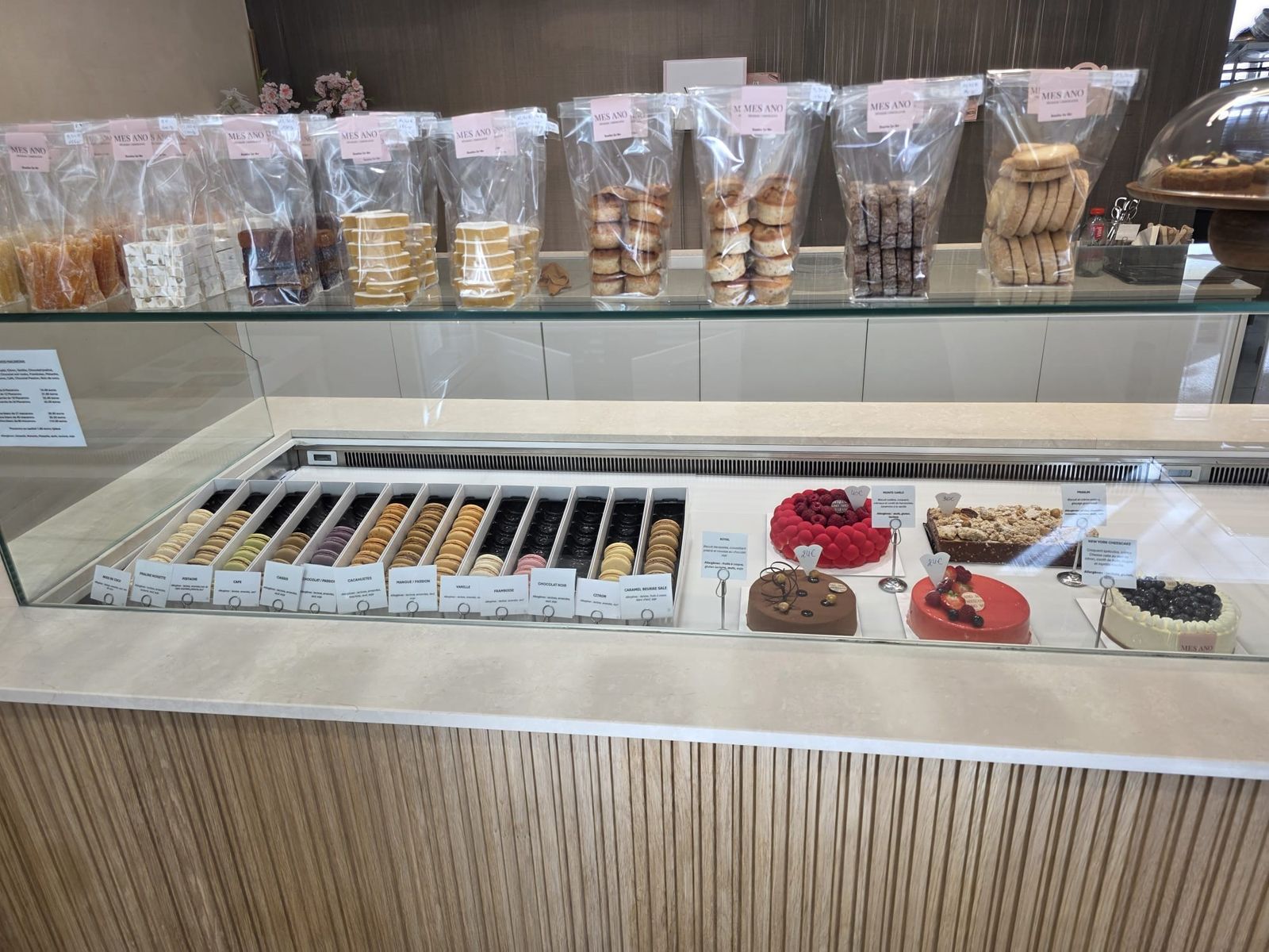 Vitrine réfrigérée de macarons et d’entremets à vitrage droit