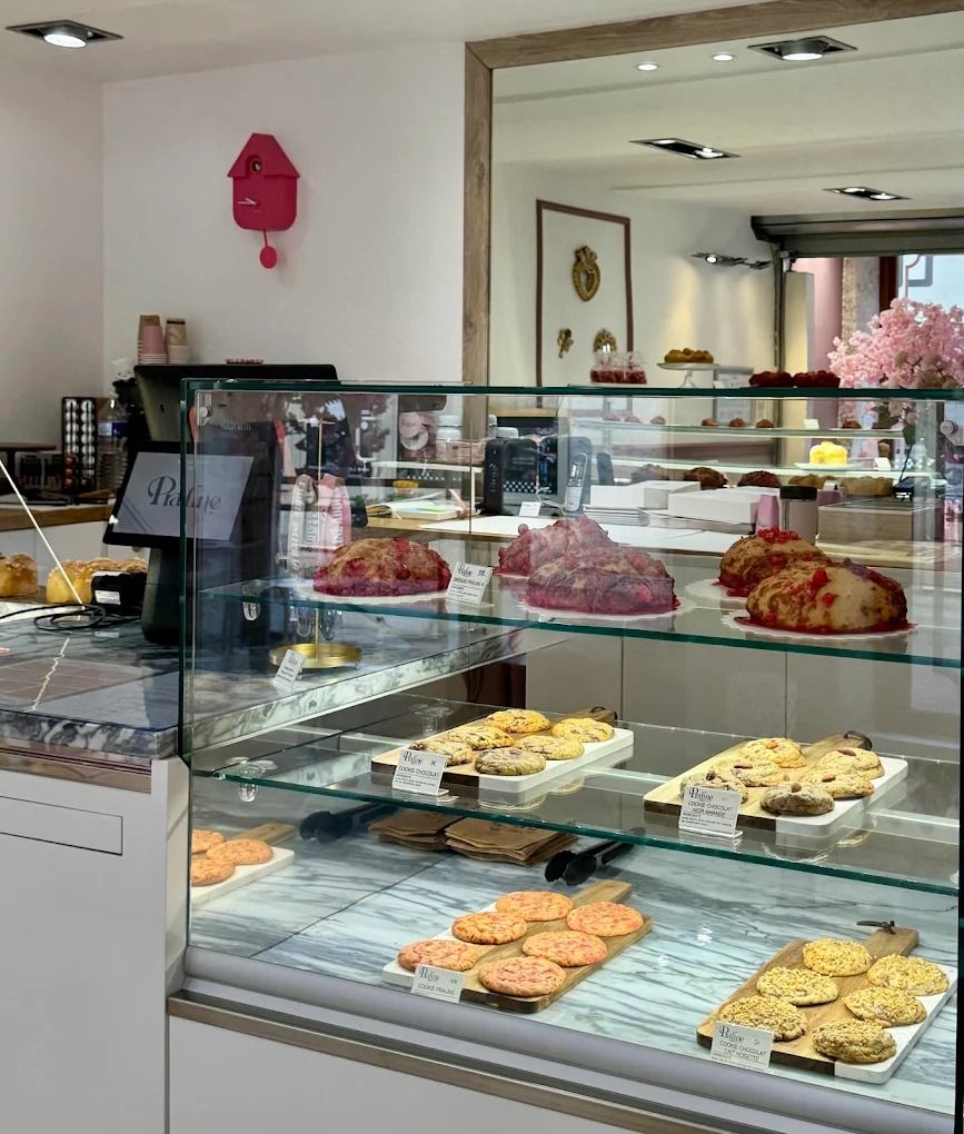 Vitrine à trois niveaux garnie de brioches, cookies et pâtisseries dans une pâtisserie lumineuse