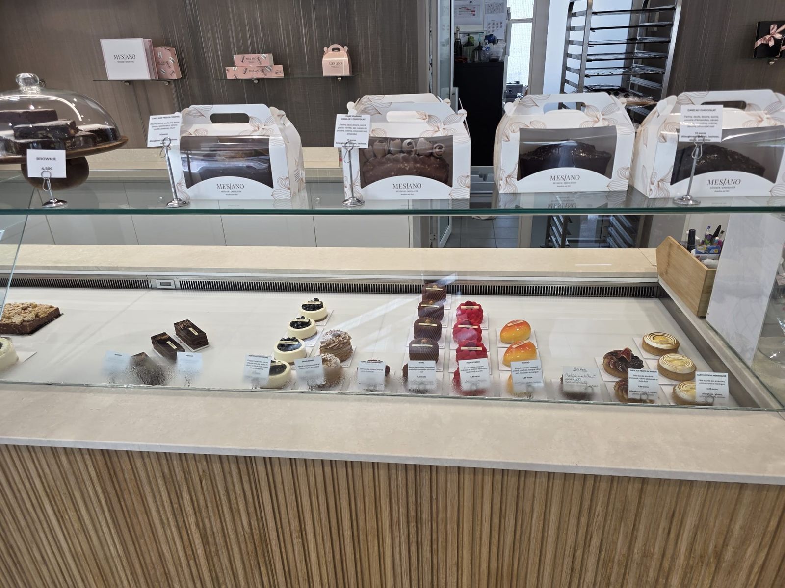 Vitrine pâtissière plate à vitrage droit présentant des pâtisseries individuelles alignées comme des bijoux