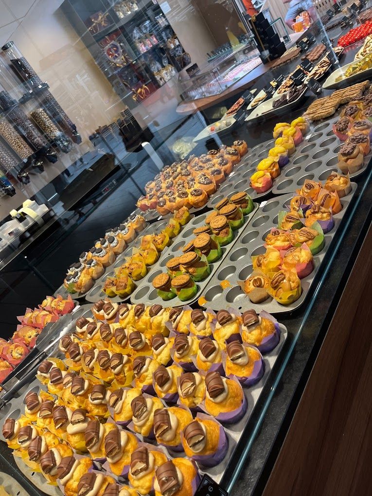 Vitrine garnie de pâtisseries individuelles et de muffins décorés