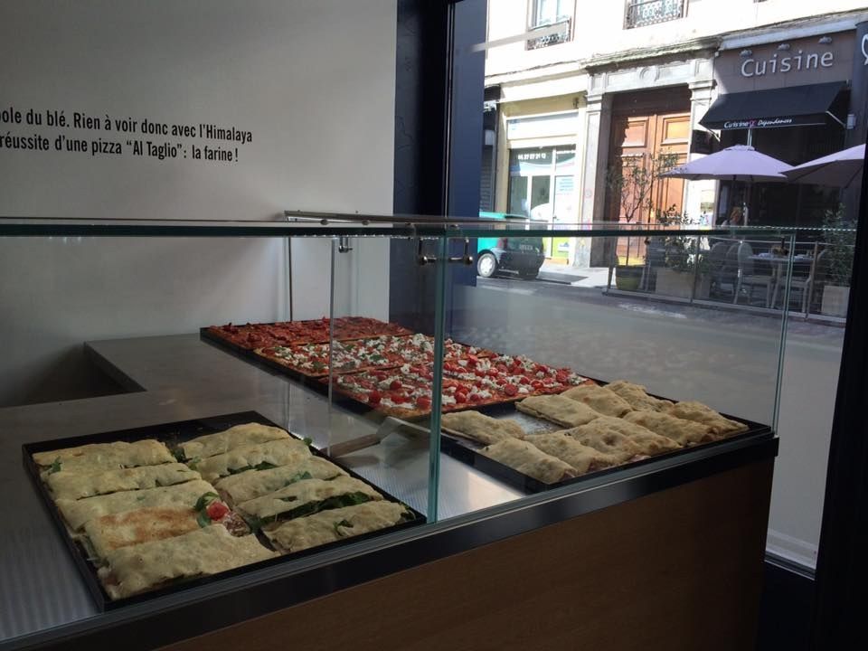 Vitrine de pizza al taglio en verre collé avec plaques de focaccias et de pizzas