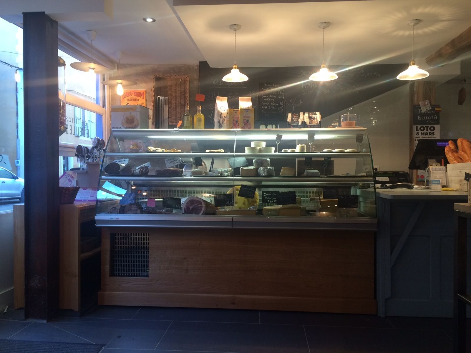 Vitrine réfrigérée d’épicerie fine sur comptoir habillé de bois