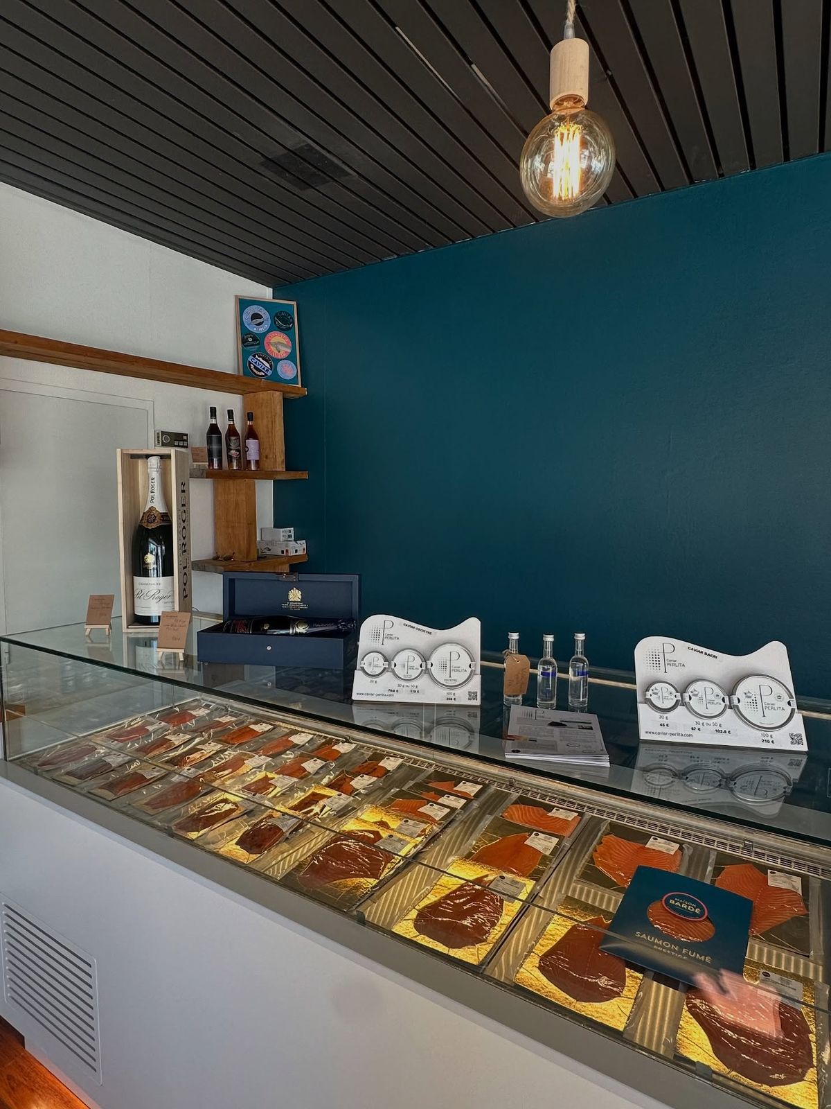 Vitrine réfrigérée à vitrage droit garnie de saumon fumé tranché à Arcachon