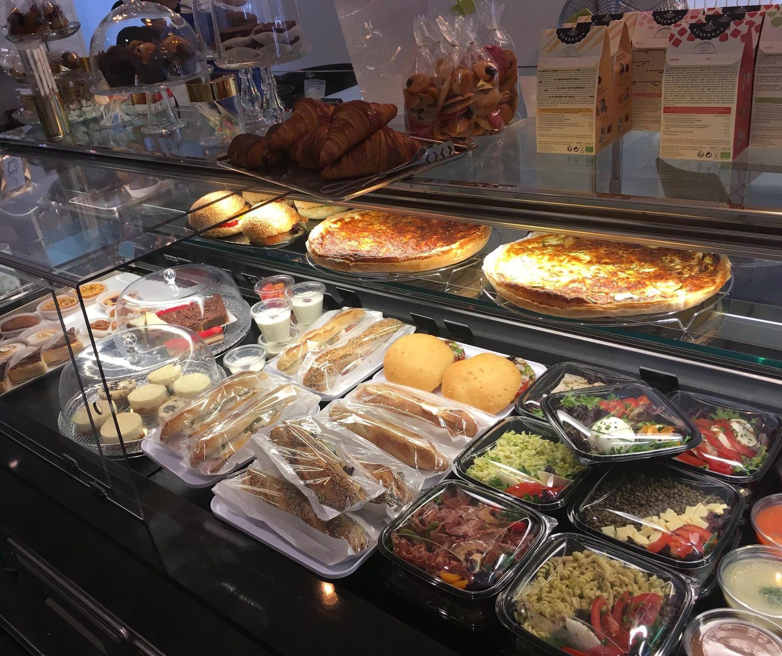 Vitrine réfrigérée de snacking avec sandwichs, salades, quiches et desserts