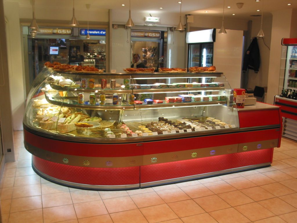 Vitrine réfrigérée de snacking avec sandwichs, viennoiseries et pâtisseries dans une boutique de gare