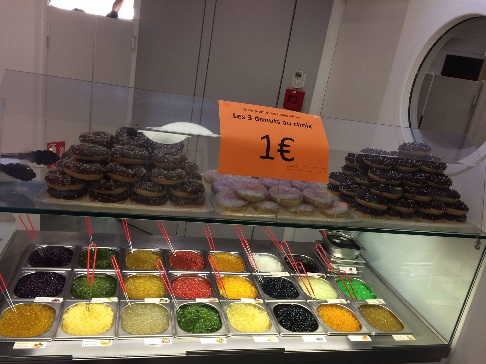 Vitrine à toppings de bubble tea : perles et fruits en bacs GN sous vitrage