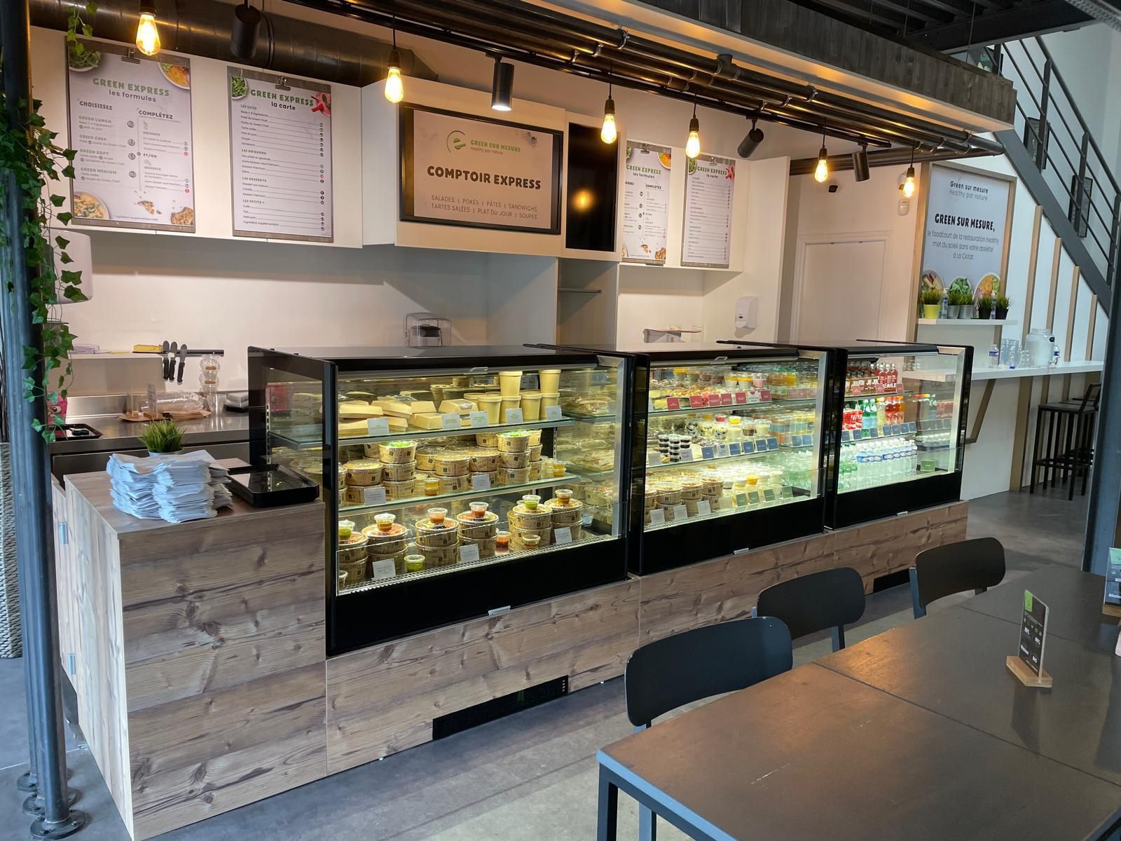 Vitrines réfrigérées de présentation et comptoir bois dans un salad bar à La Ciotat